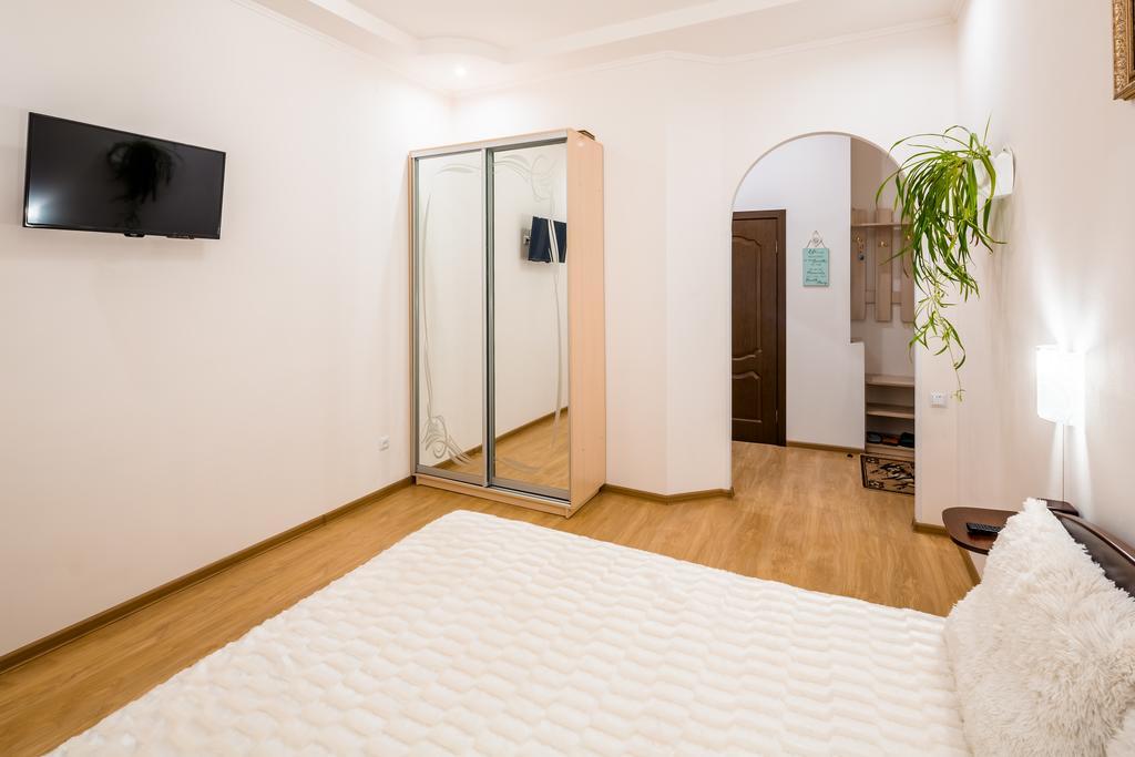Apartment On Khmelnytskogo Street 리비프 외부 사진